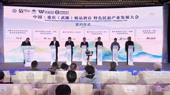 图为集中签约仪式。肖江川 摄 图为集中签约仪式。肖江川 摄