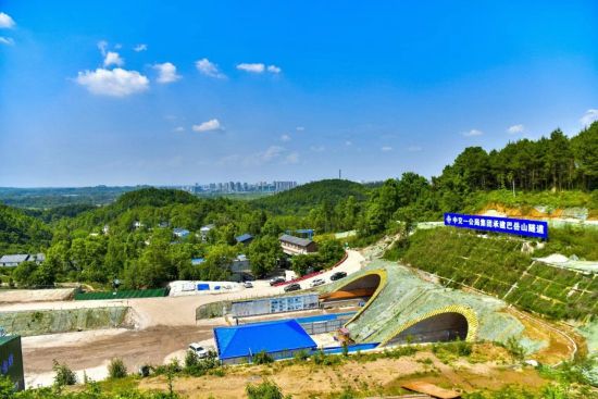 图为俯瞰铜安高速巴岳山隧道工程。中交一公局集团驻渝项目 供图 图为俯瞰铜安高速巴岳山隧道工程。中交一公局集团驻渝项目 供图