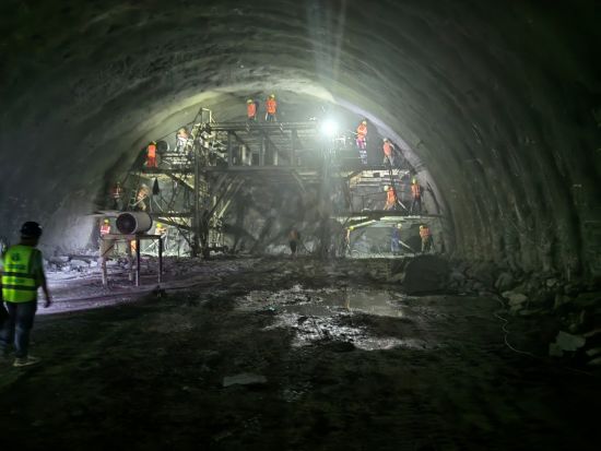 图为中交一公局建设者为贯通隧道的最后一次爆破作业做准备。中交一公局集团驻渝项目供图 图为中交一公局建设者为贯通隧道的最后一次爆破作业做准备。中交一公局集团驻渝项目供图
