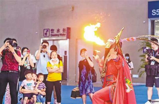 重庆文博会上,川剧变脸表演吸引不少市民观看、拍照。(本报资料图片)记者 龙帆 谢智强 摄 重庆文博会上,川剧变脸表演吸引不少市民观看、拍照。(本报资料图片)记者 龙帆 谢智强 摄