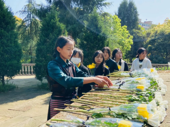 图为学生们祭扫烈士陵园。涪陵区委统战部供图 图为学生们祭扫烈士陵园。涪陵区委统战部供图