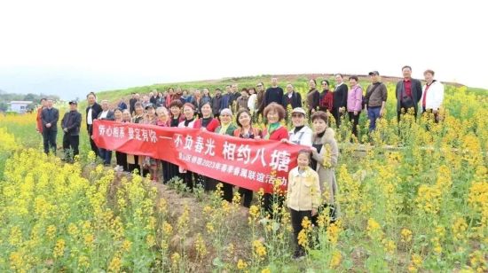 图为侨眷属们走进彩色油菜花田进行参观。 图为璧山区委统战部供图 图为侨眷属们走进彩色油菜花田进行参观。 图为璧山区委统战部供图