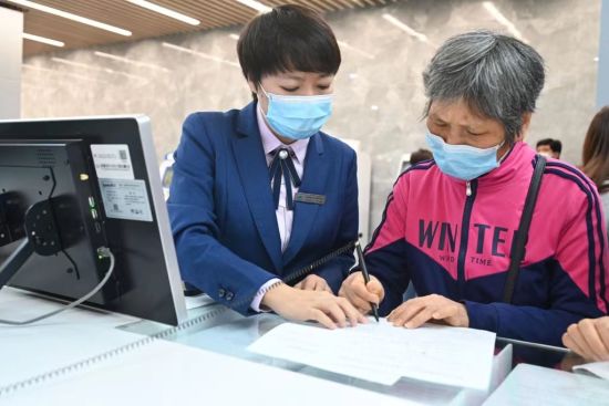 图为市民正在办理社保业务。重庆市人力社保局供图 图为市民正在办理社保业务。重庆市人力社保局供图
