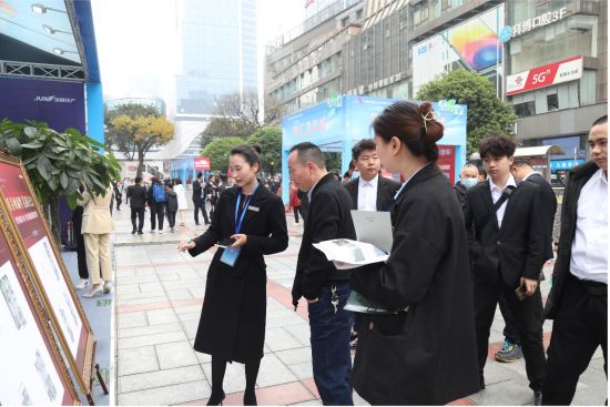 图为市民了解参展项目。沙坪坝区房地产业协会供图 图为市民了解参展项目。沙坪坝区房地产业协会供图