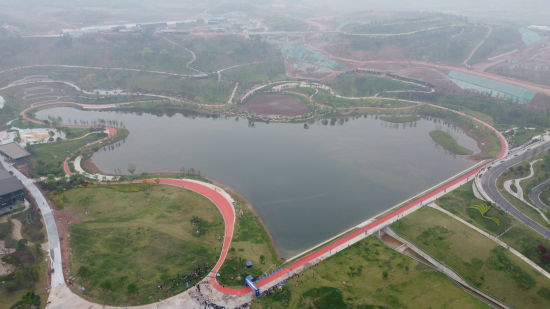 图为选手环凤栖湖奔跑。肖江川 摄 图为选手环凤栖湖奔跑。肖江川 摄