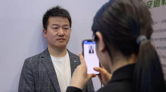 图为观展市民体验用手机体验AI图像处理。金沙江科技 供图 图为观展市民体验用手机体验AI图像处理。金沙江科技 供图