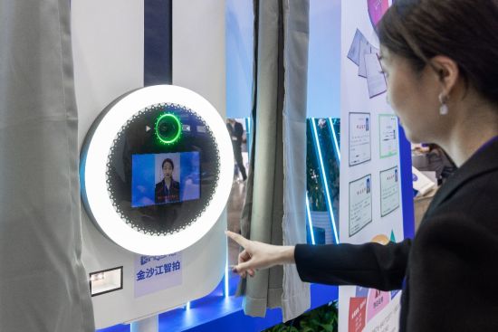图为工作人员现场演示无人看守的自助拍照亭。金沙江科技 供图 图为工作人员现场演示无人看守的自助拍照亭。金沙江科技 供图