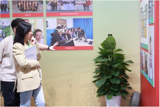 ͼΪ������һְҵ����ѧԺչλ����߲��ᡣ���췽��ͼ