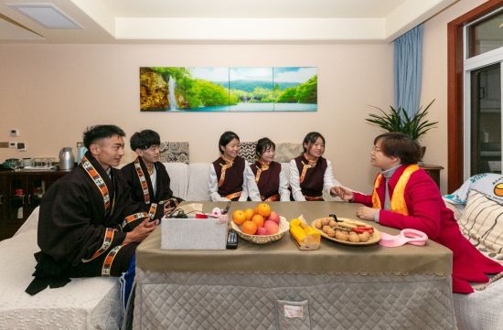 图为重庆市南川区隆化职中2021级青海玉树学生到帮扶教师家中过周末。 南川区委统战部供图 图为重庆市南川区隆化职中2021级青海玉树学生到帮扶教师家中过周末。 南川区委统战部供图