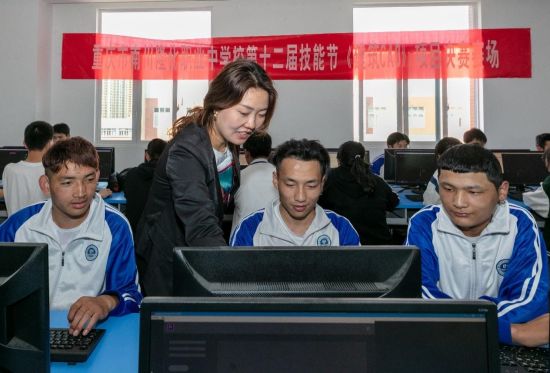 图为重庆市南川区隆化职中2020级青海玉树学生学习《影视后期制作》课程。 南川区委统战部供图 图为重庆市南川区隆化职中2020级青海玉树学生学习《影视后期制作》课程。 南川区委统战部供图