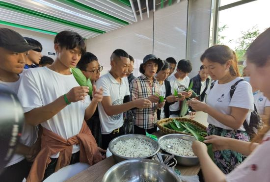 图为重庆市南川区隆化职中青海玉树学生学包粽子。 南川区委统战部供图 图为重庆市南川区隆化职中青海玉树学生学包粽子。 南川区委统战部供图