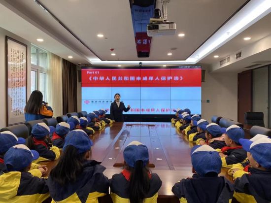 图为“与法同行·共护未来”小法官培育志愿服务活动现场。 南川区委统战部供图 图为“与法同行·共护未来”小法官培育志愿服务活动现场。 南川区委统战部供图