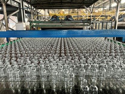 图为重庆华彬伟玻璃有限公司生产的酒瓶。 钟旖 摄 图为重庆华彬伟玻璃有限公司生产的酒瓶。 钟旖 摄