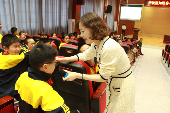 图为活动现场小朋友回答问题。涪陵区委统战部供图 图为活动现场小朋友回答问题。涪陵区委统战部供图
