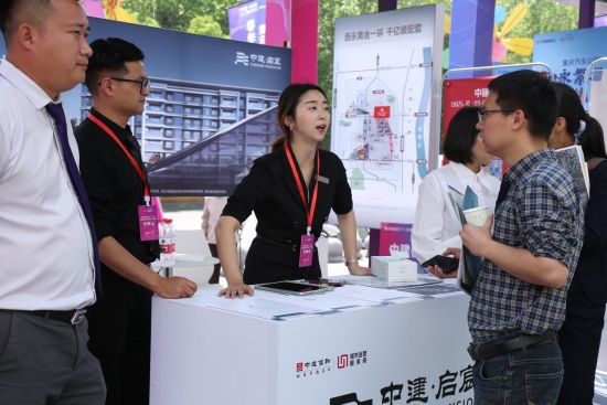 图为市民现场驻足咨询。重庆市房地产开发协会供图 图为市民现场驻足咨询。重庆市房地产开发协会供图
