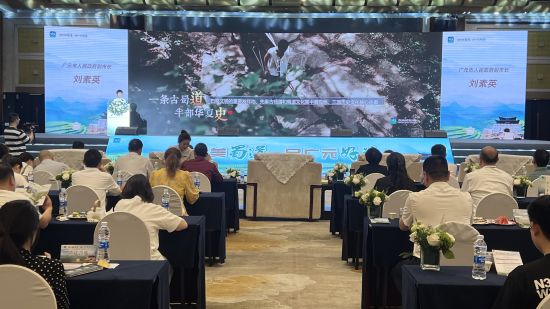 图为四川省广元市副市长刘素英向重庆市民推介广元的文化旅游资源。肖江川 摄 图为四川省广元市副市长刘素英向重庆市民推介广元的文化旅游资源。肖江川 摄