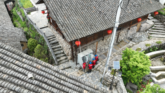 图为国网酉阳供电公司员工在花田乡何家岩村检查“移动电宝宝”。国网重庆电力供图 图为国网酉阳供电公司员工在花田乡何家岩村检查“移动电宝宝”。国网重庆电力供图
