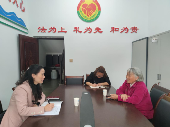 图为普法讲师团成员为群众开展法律咨询现场。南川区委统战部供图 图为普法讲师团成员为群众开展法律咨询现场。南川区委统战部供图