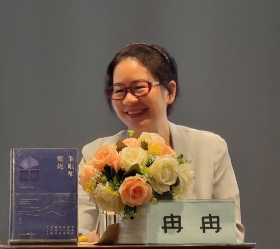 图为重庆市作协主席、一级作家冉冉。罗晓红摄 图为重庆市作协主席、一级作家冉冉。罗晓红摄