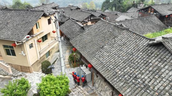 图为石正川和同事正在巡检现场。 国网重庆电力供图 图为石正川和同事正在巡检现场。 国网重庆电力供图