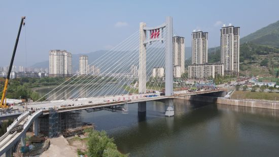 图为建设中的开州大桥.中交一公局 供图