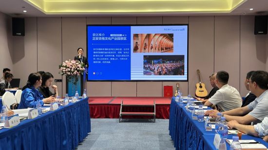 图为遵义市正安县文旅部门相关负责人介绍当地的吉他文化产业园景区。肖江川 摄 图为遵义市正安县文旅部门相关负责人介绍当地的吉他文化产业园景区。肖江川 摄