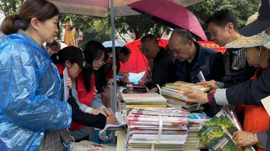 图为市民在书刊赠送区挑选书刊。 沙坪坝区图书馆供图 图为市民在书刊赠送区挑选书刊。 沙坪坝区图书馆供图