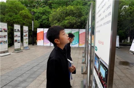 图为全民阅读成果展现场,学生认真观看展品。 向成国 摄 图为全民阅读成果展现场,学生认真观看展品。 向成国 摄