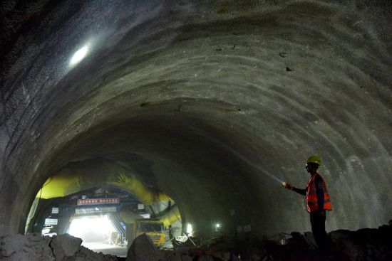 图为短暂庆祝后,一线建设者回到工作岗位检查爆破掌子面。 罗永皓 摄 图为短暂庆祝后,一线建设者回到工作岗位检查爆破掌子面。 罗永皓 摄