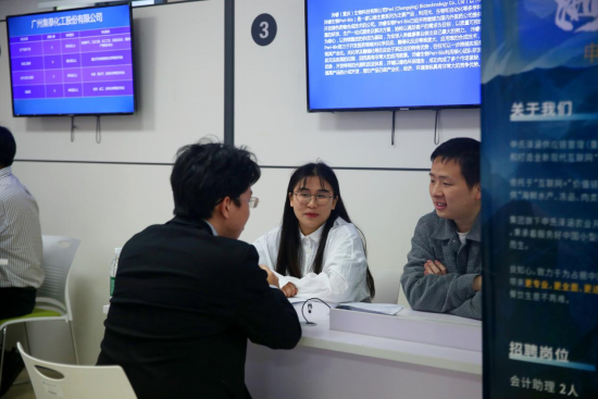 图为应届毕业生与企业HR深入交流。 宋文励 摄 图为应届毕业生与企业HR深入交流。 宋文励 摄