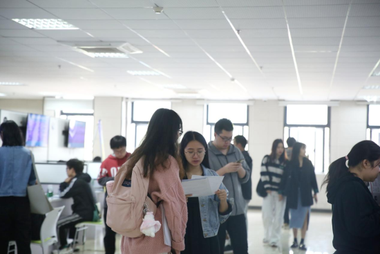 图为络绎不绝的求职者。 汪涛 摄 图为络绎不绝的求职者。 汪涛 摄