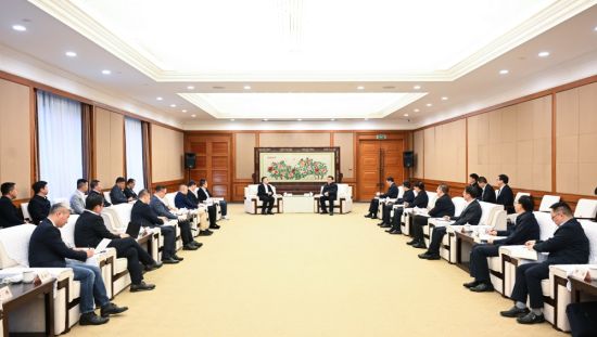 4月24日,市委书记袁家军会见洪泰基金创始人、董事长盛希泰一行。记者 苏思 摄 4月24日,市委书记袁家军会见洪泰基金创始人、董事长盛希泰一行。记者 苏思 摄