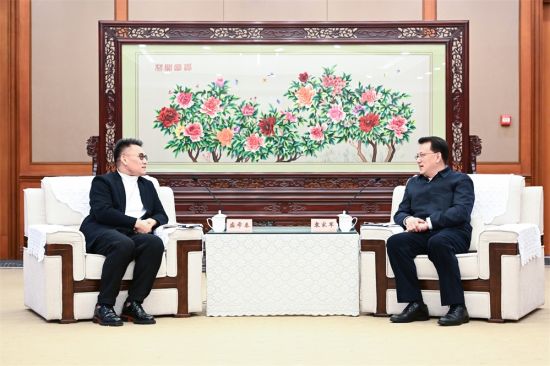 4月24日,市委书记袁家军会见洪泰基金创始人、董事长盛希泰一行。记者 苏思 摄 4月24日,市委书记袁家军会见洪泰基金创始人、董事长盛希泰一行。记者 苏思 摄