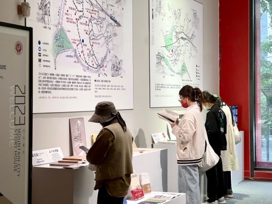 图为重庆美术馆艺术人文书展吸引市民。重庆美术馆供图 图为重庆美术馆艺术人文书展吸引市民。重庆美术馆供图