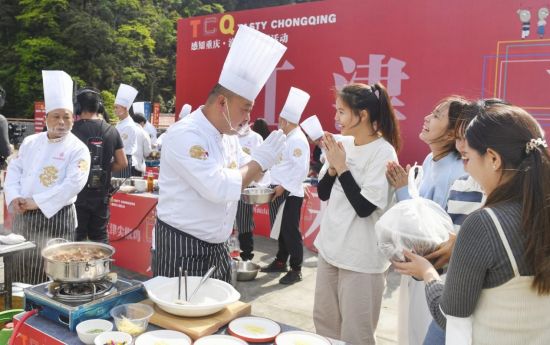 图为泰国在渝留学生与大厨交流学习。崔力 摄 图为泰国在渝留学生与大厨交流学习。崔力 摄