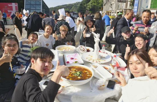 图为江津名菜赢得众人胃。崔力 摄 图为江津名菜赢得众人胃。崔力 摄