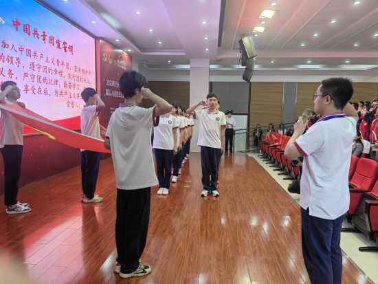 图为学生代表入团宣誓。 共青团万州区委供图 图为学生代表入团宣誓。 共青团万州区委供图