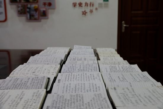 图为国网綦江供电公司变电集控站站长池永的二十余本“成长印记”。鄢江奎 摄 图为国网綦江供电公司变电集控站站长池永的二十余本“成长印记”。鄢江奎 摄