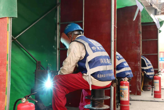 图为焊接比赛现场。中建科工 供图 图为焊接比赛现场。中建科工 供图