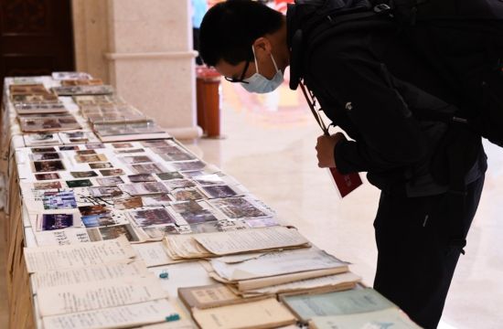 图为重庆医科大学检验医学院展示40年建设成果。 周毅 摄 图为重庆医科大学检验医学院展示40年建设成果。 周毅 摄