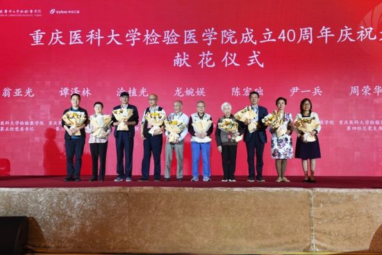 图为庆祝大会现场举行献花仪式。 周毅 摄 图为庆祝大会现场举行献花仪式。 周毅 摄