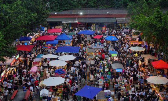2023年5月1日,两江新区惠民大厦综合市场,民心佳园夜市人流如织。 刘旖旎 摄 2023年5月1日,两江新区惠民大厦综合市场,民心佳园夜市人流如织。 刘旖旎 摄