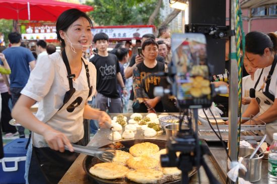 2023年5月1日,两江新区金山街道民心佳园夜市,回归后的李妹妹葱油饼一如既往受欢迎。 刘旖旎 摄 2023年5月1日,两江新区金山街道民心佳园夜市,回归后的李妹妹葱油饼一如既往受欢迎。 刘旖旎 摄