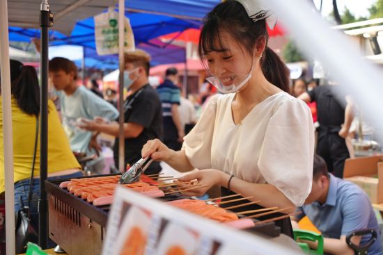 摊主正在制作小吃。 刘旖旎 摄 摊主正在制作小吃。 刘旖旎 摄