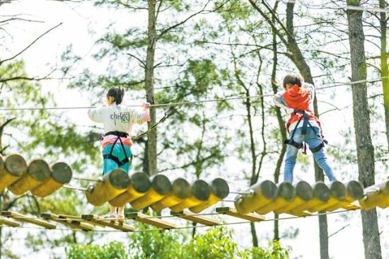 图②:5月1日,巴南区云篆山旅游风景区,游客参加丛林探险项目,享受快乐“五一”。 刘纪湄 摄 图②:5月1日,巴南区云篆山旅游风景区,游客参加丛林探险项目,享受快乐“五一”。 刘纪湄 摄