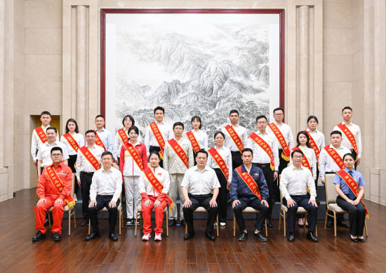 5月4日下午,市委书记袁家军看望了重庆青年五四奖章获得者、全国五四红旗团委(支部)负责人、全国优秀团干部(团员)等我市优秀青年代表。记者 苏思 摄 5月4日下午,市委书记袁家军看望了重庆青年五四奖章获得者、全国五四红旗团委(支部)负责人、全国优秀团干部(团员)等我市优秀青年代表。记者 苏思 摄