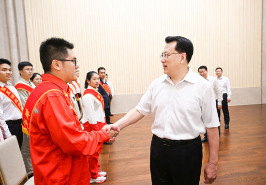 5月4日下午,市委书记袁家军同我市优秀青年代表握手交谈.记者 苏思 摄