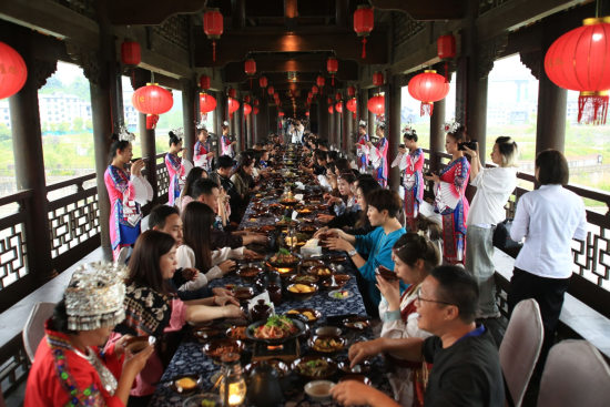 图为黔江濯水古镇举行长桌宴,游客集体品尝黔江美食。 黔江区委统战部供图 图为黔江濯水古镇举行长桌宴,游客集体品尝黔江美食。 黔江区委统战部供图