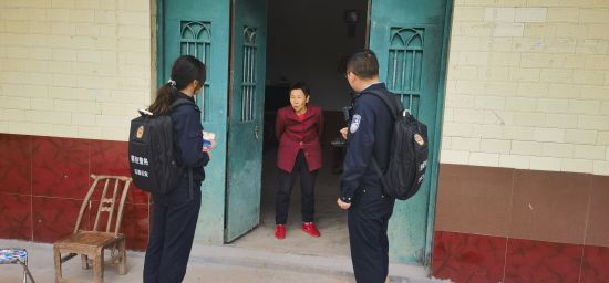 图为民警走访村民。云阳县公安供图 图为民警走访村民。云阳县公安供图