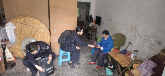 图为民警与村民交谈。莲花派出所供图 图为民警与村民交谈。莲花派出所供图